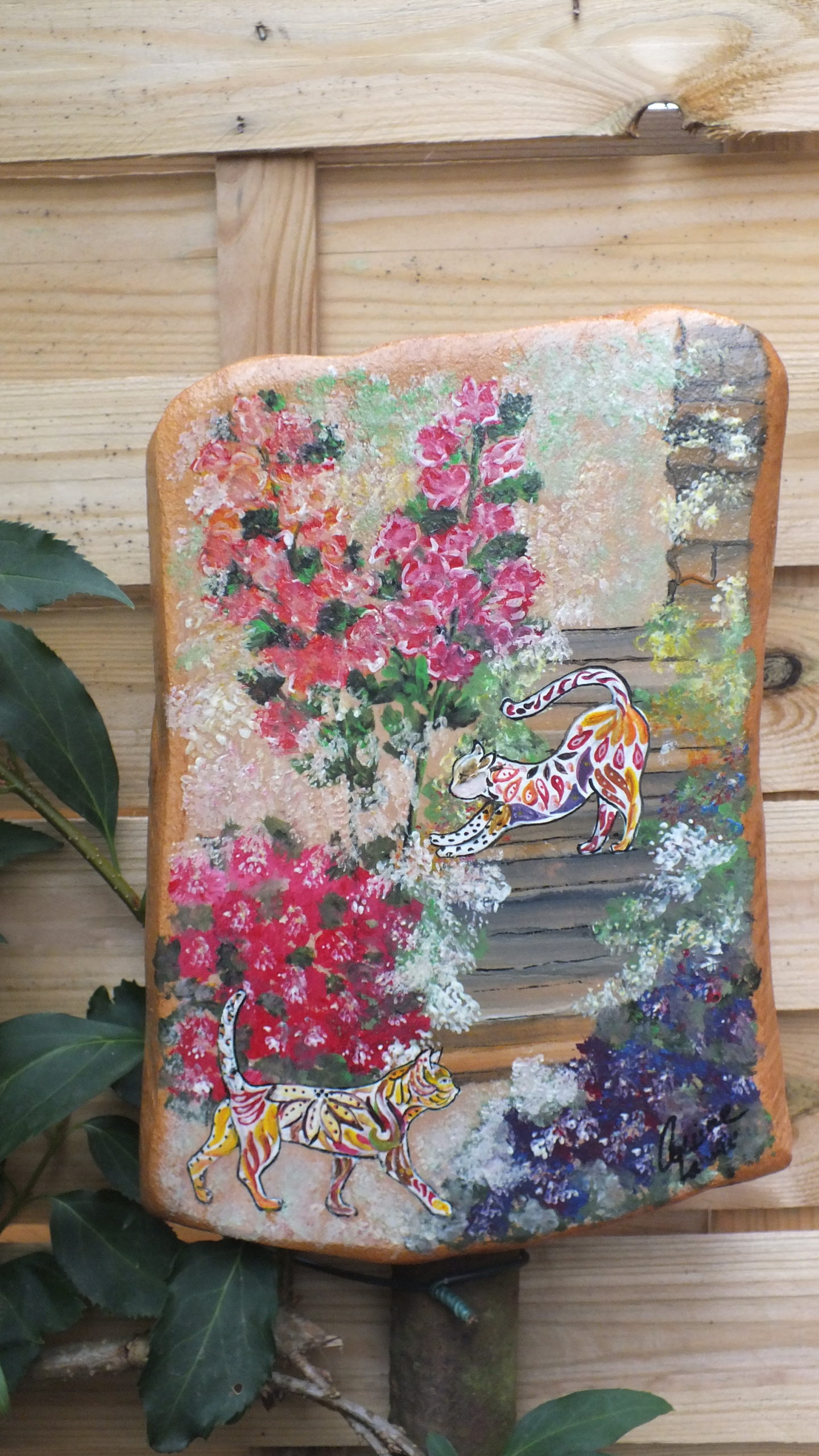 Bois peint : 2 jolis chats dans l’escalier…