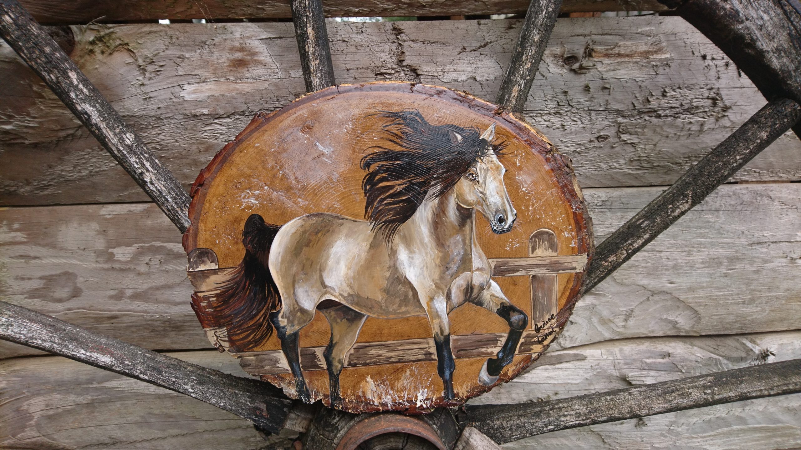 Joli cheval au galop, peint sur bois.
