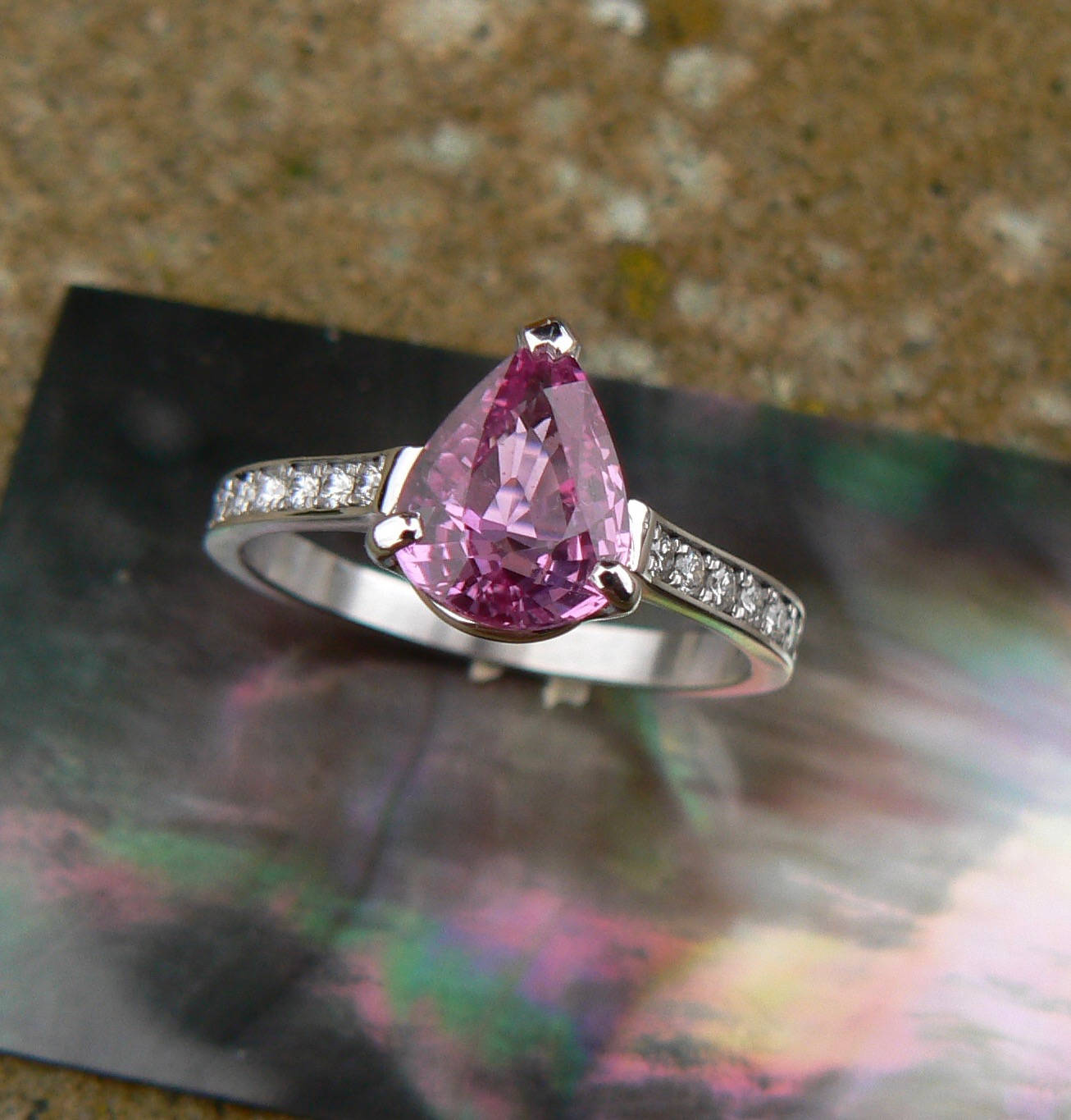 Bague en or avec saphir rose et diamant