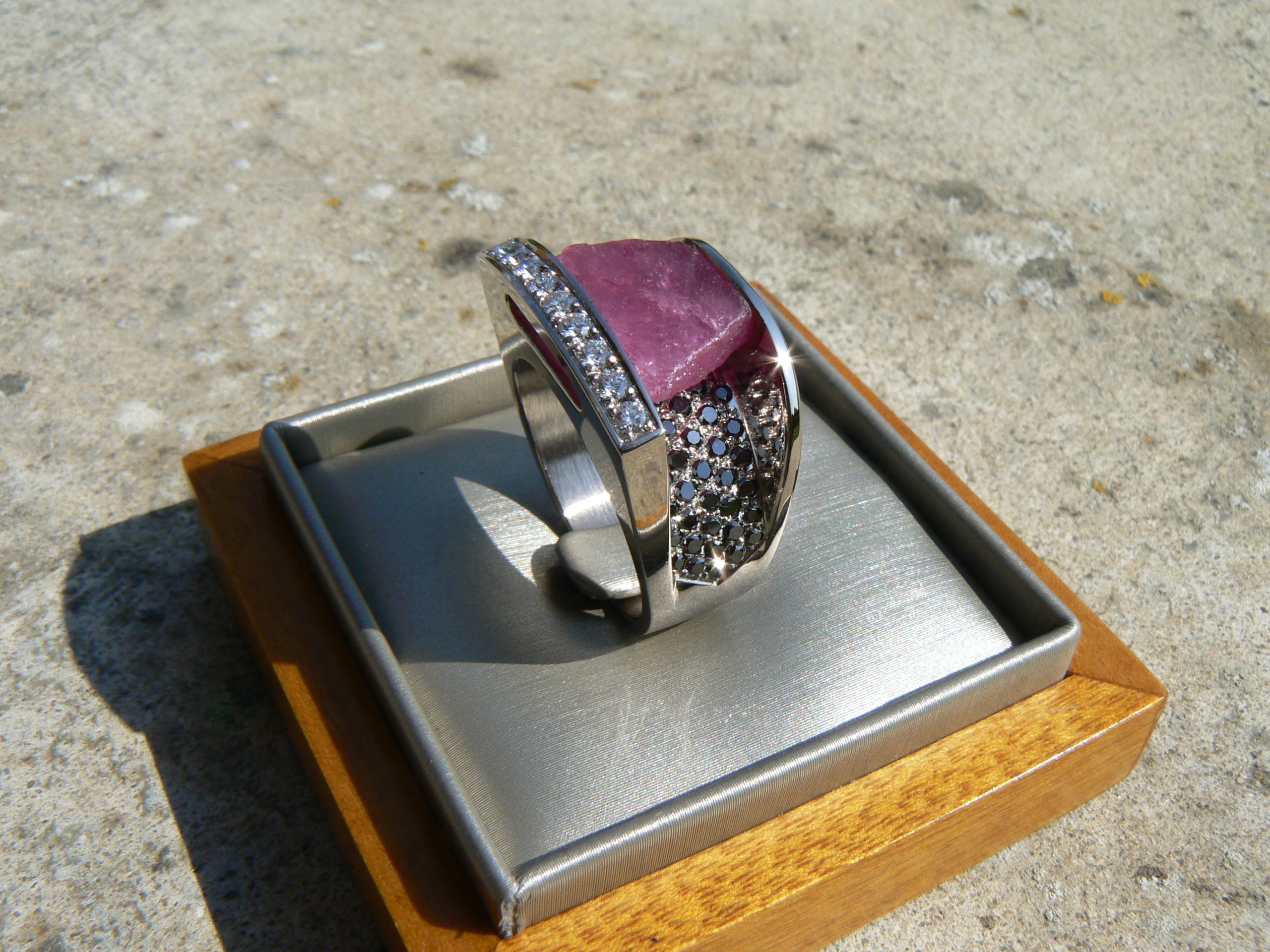 Bague en or, avec diamant noir, blanc et rubis brut