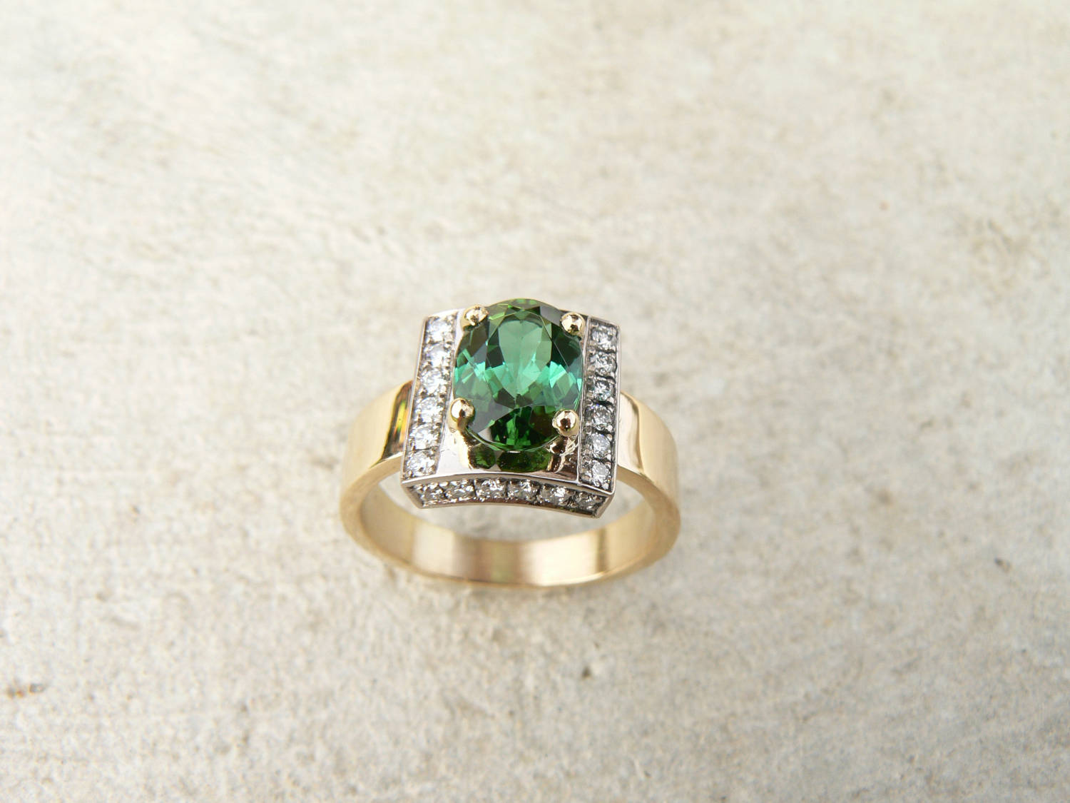 Bague en or et tourmaline verte