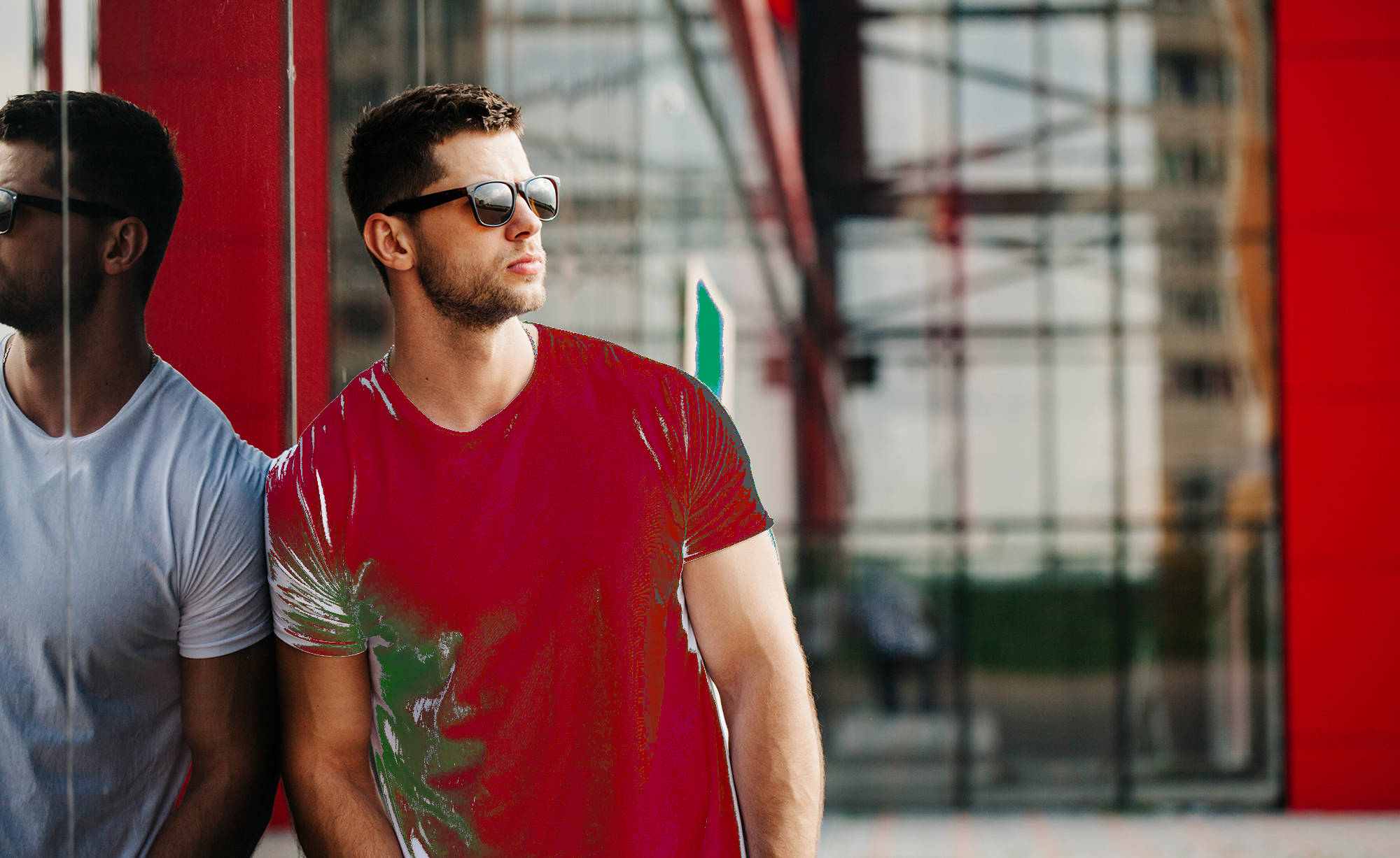 white-shirt-man-rouge